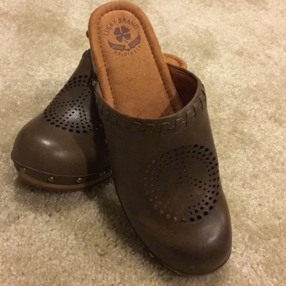 lucky brand clogs